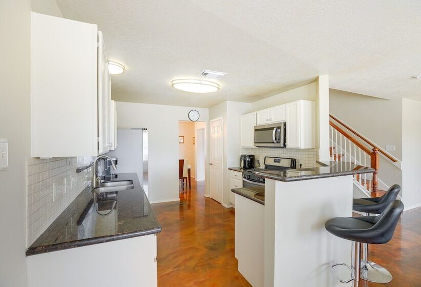 Houston Rental W/ Private Yard Near Dtwn & Airport