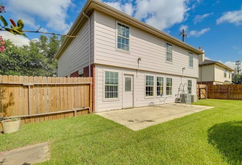 Houston Rental W/ Private Yard Near Dtwn & Airport