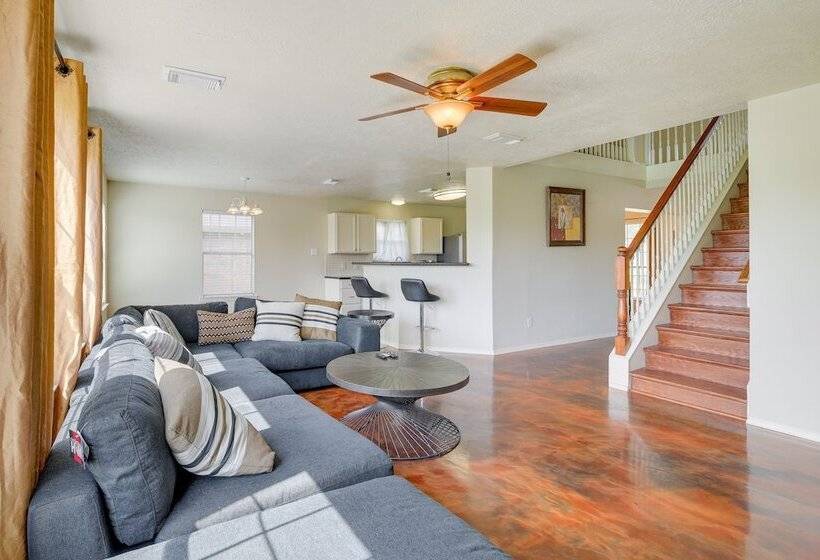 Houston Rental W/ Private Yard Near Dtwn & Airport