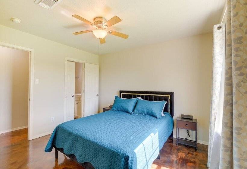Houston Rental W/ Private Yard Near Dtwn & Airport