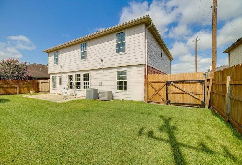 Houston Rental W/ Private Yard Near Dtwn & Airport