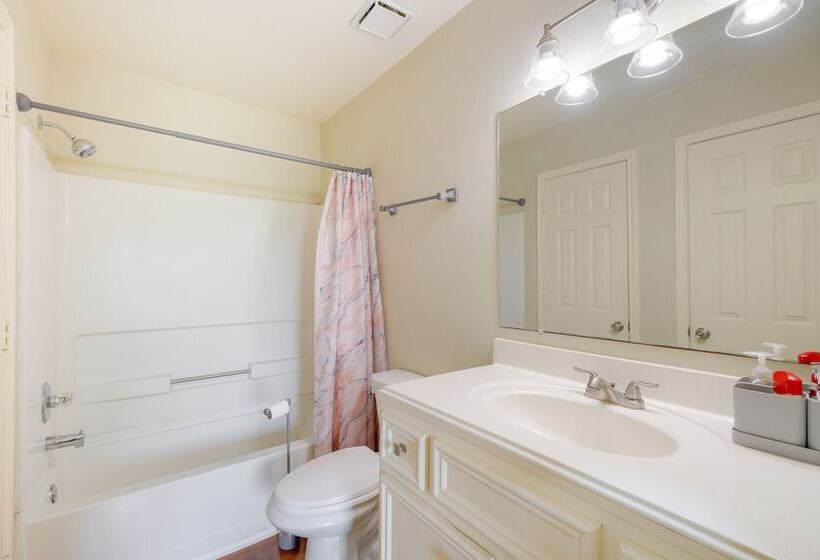 Houston Rental W/ Private Yard Near Dtwn & Airport