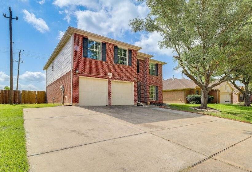 Houston Rental W/ Private Yard Near Dtwn & Airport
