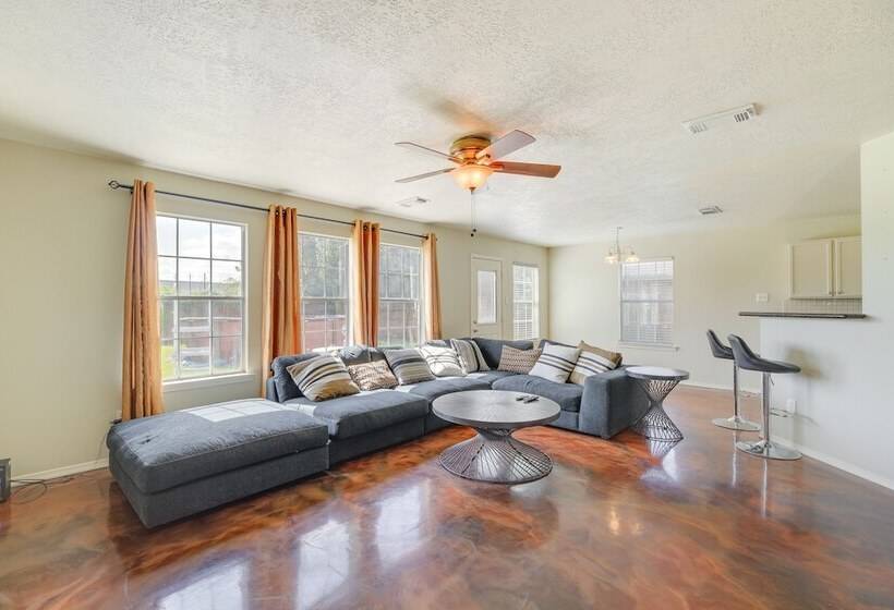 Houston Rental W/ Private Yard Near Dtwn & Airport