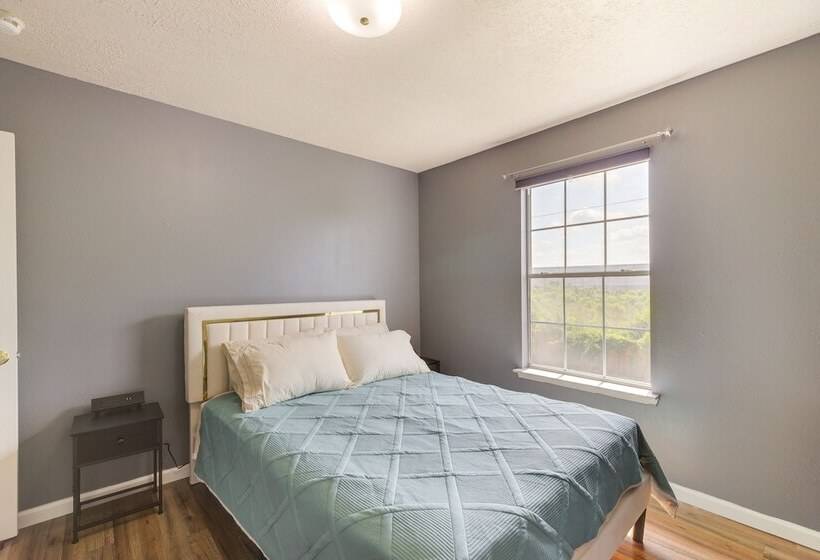 Houston Rental W/ Private Yard Near Dtwn & Airport