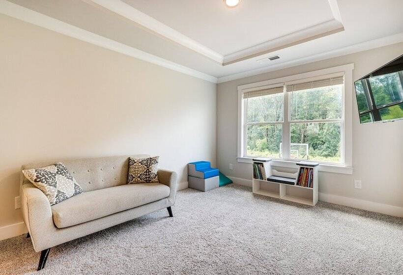 Huntsville Oasis W/ Basketball Court & Patio!