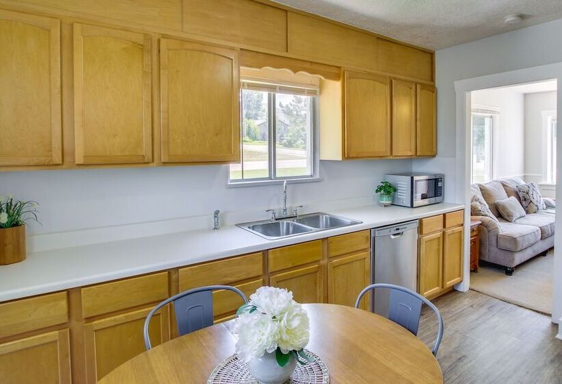 Hyde Park Home W/ Fire Pit: Near Hiking Trails!