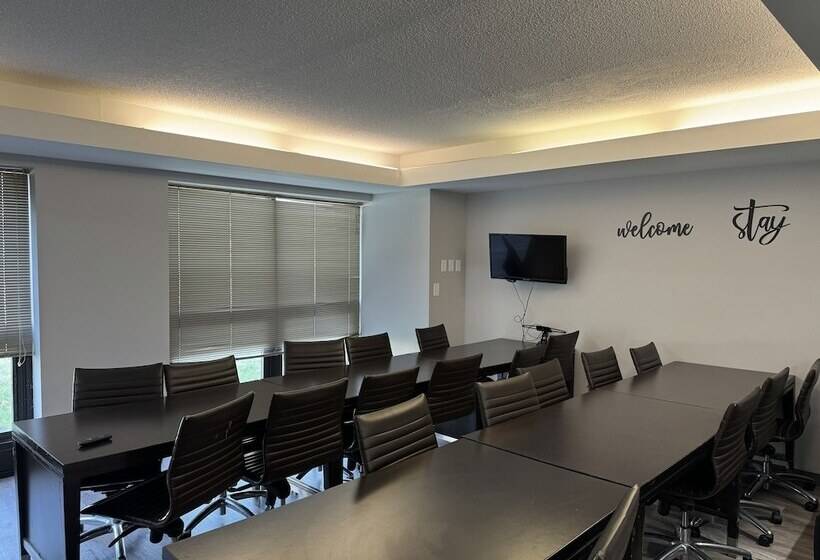 酒店 Illini Inn & Suites