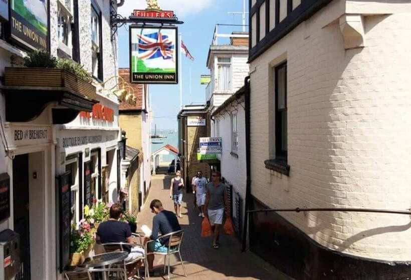 Impeccable 3 Bed 2 Bath Central Cowes Cottage