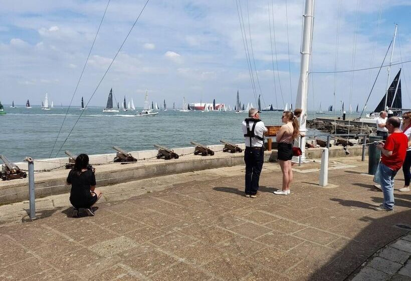 Impeccable 3 Bed 2 Bath Central Cowes Cottage