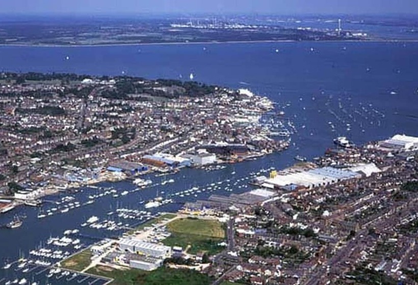 Impeccable 3 Bed 2 Bath Central Cowes Cottage