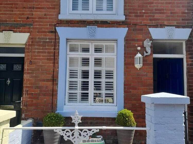 Impeccable 3 Bed 2 Bath Central Cowes Cottage