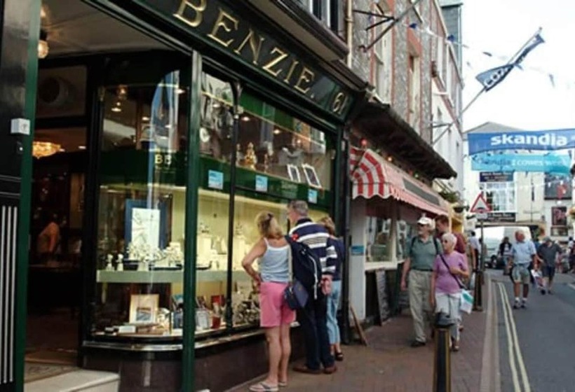 Impeccable 3 Bed 2 Bath Central Cowes Cottage