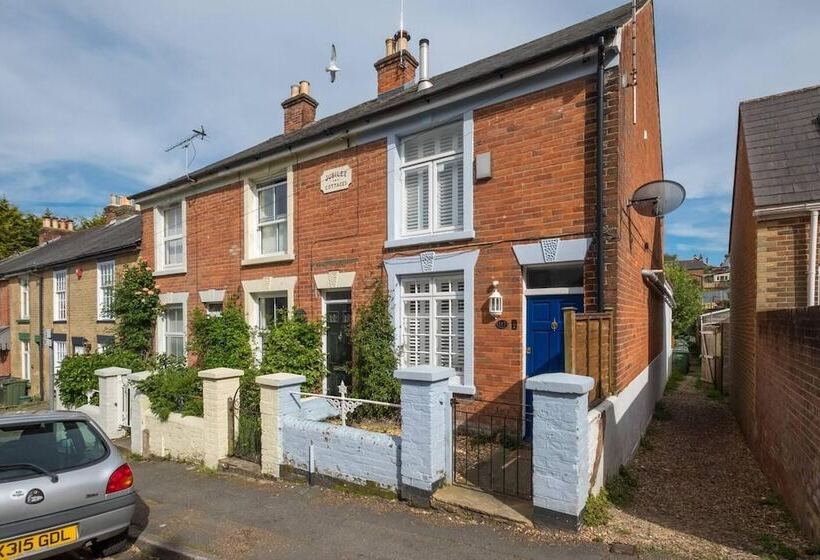 Impeccable 3 Bed 2 Bath Central Cowes Cottage