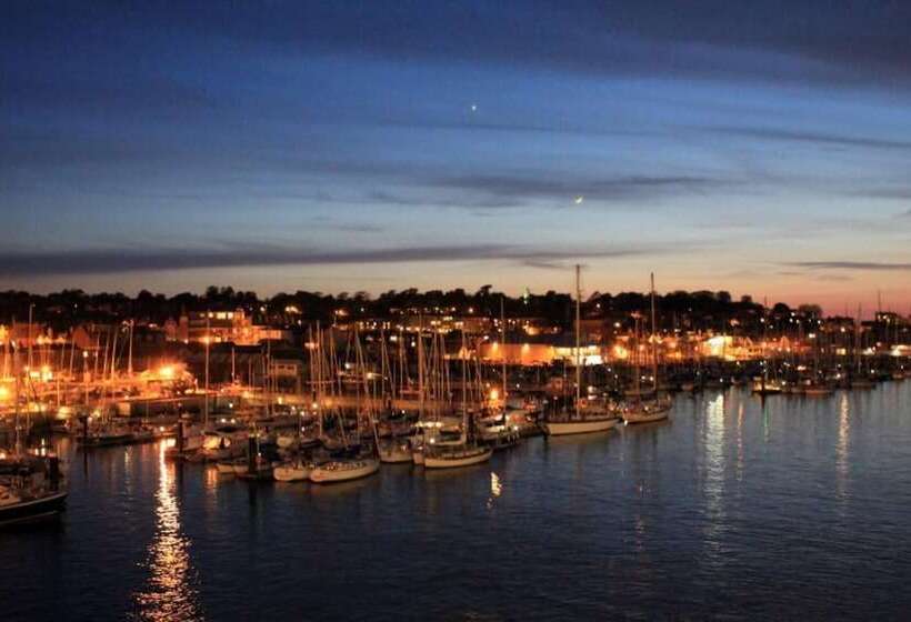 Impeccable 3 Bed 2 Bath Central Cowes Cottage