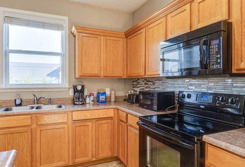 Indianapolis Home W/ Patio & Community Pool!