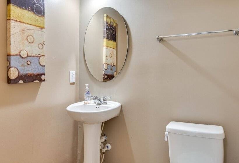 Indianapolis Home W/ Patio & Community Pool!