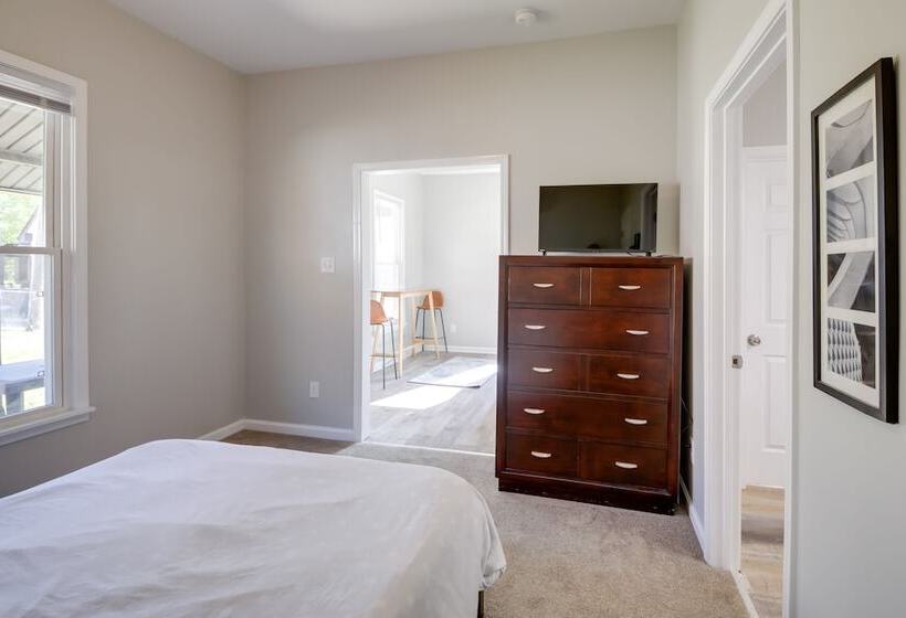 Indianapolis Home W/ Porch   Close To Mile Square!