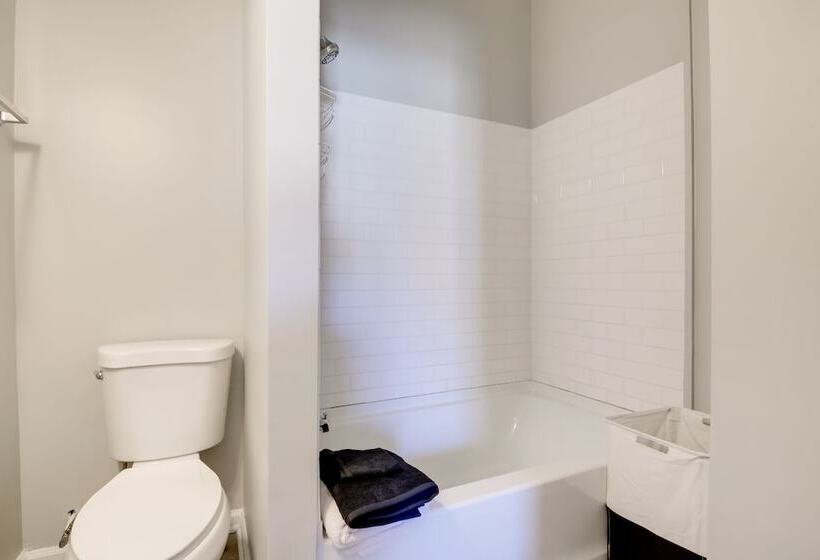 Indianapolis Home W/ Porch   Close To Mile Square!