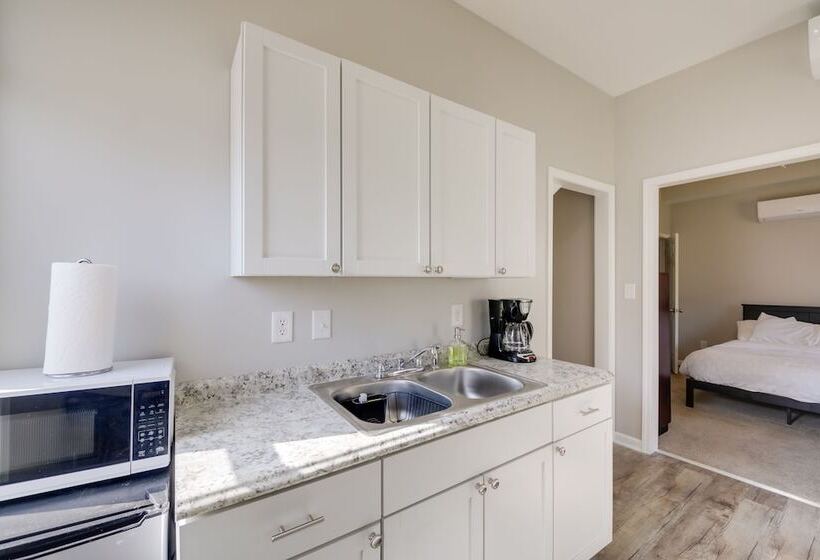 Indianapolis Home W/ Porch   Close To Mile Square!