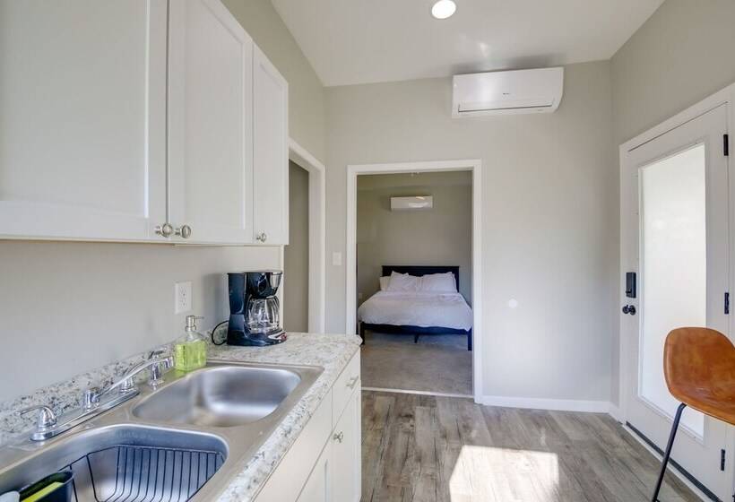 Indianapolis Home W/ Porch   Close To Mile Square!