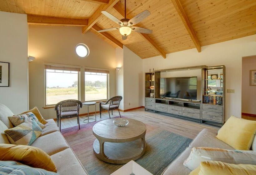 Inviting Manchester Home W/ Hot Tub Near Beach!