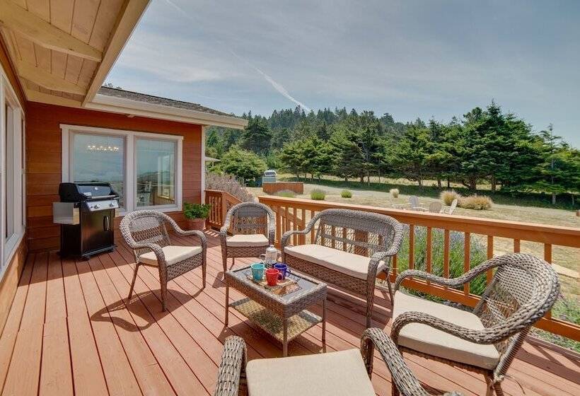 Inviting Manchester Home W/ Hot Tub Near Beach!