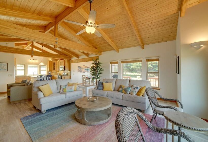 Inviting Manchester Home W/ Hot Tub Near Beach!