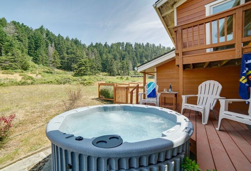 Inviting Manchester Home W/ Hot Tub Near Beach!