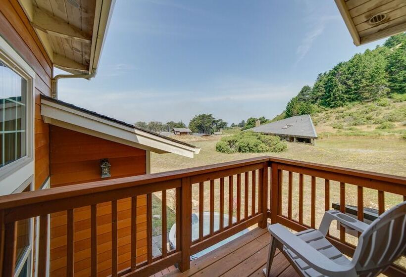 Inviting Manchester Home W/ Hot Tub Near Beach!