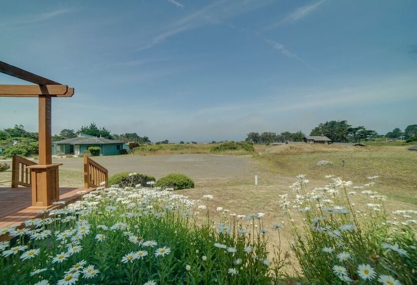 Inviting Manchester Home W/ Hot Tub Near Beach!