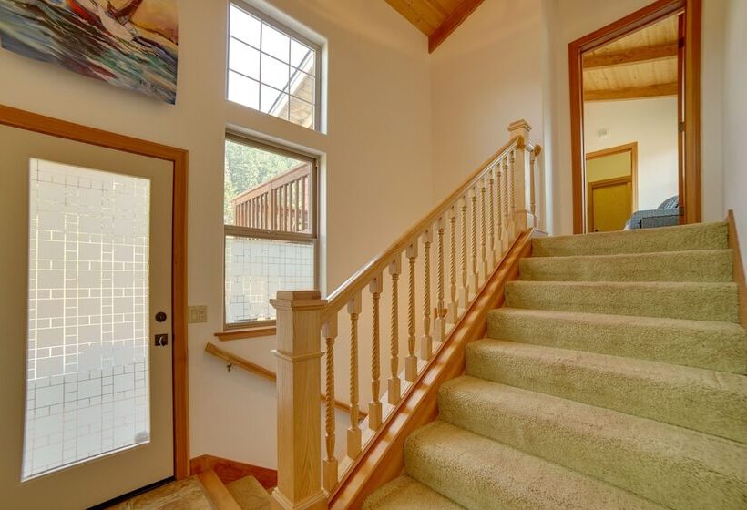 Inviting Manchester Home W/ Hot Tub Near Beach!