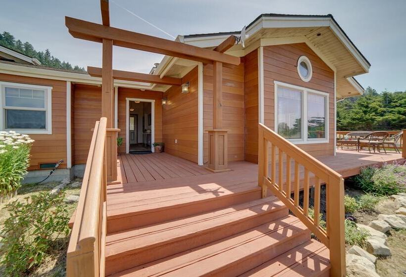 Inviting Manchester Home W/ Hot Tub Near Beach!