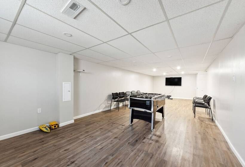 Inviting St Louis Home W/ Deck Near Forest Park!