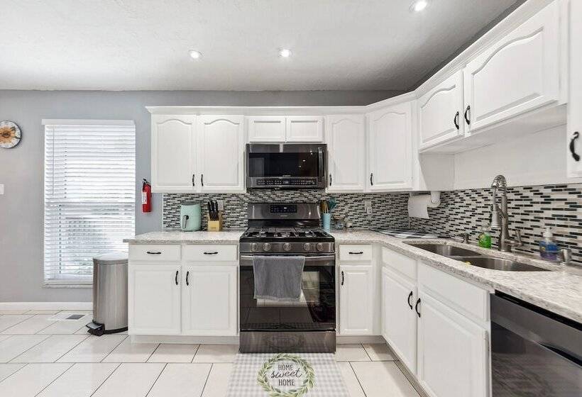 Inviting St Louis Home W/ Deck Near Forest Park!