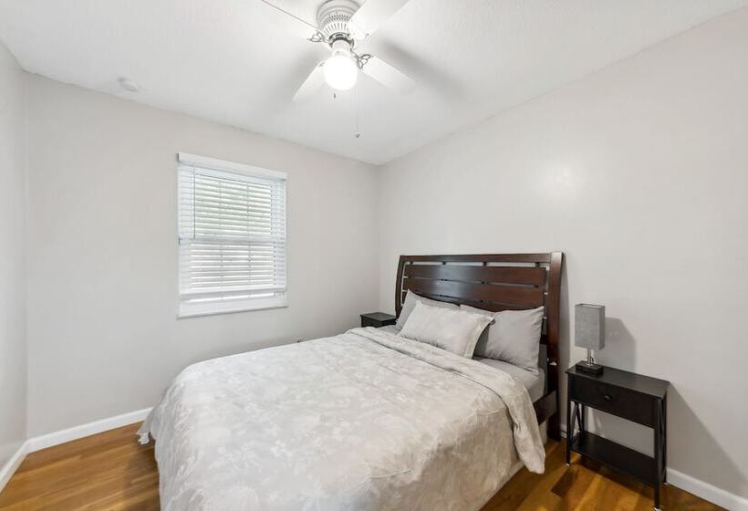 Inviting St Louis Home W/ Deck Near Forest Park!