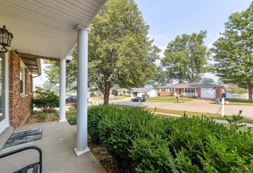 Inviting St Louis Home W/ Deck Near Forest Park!