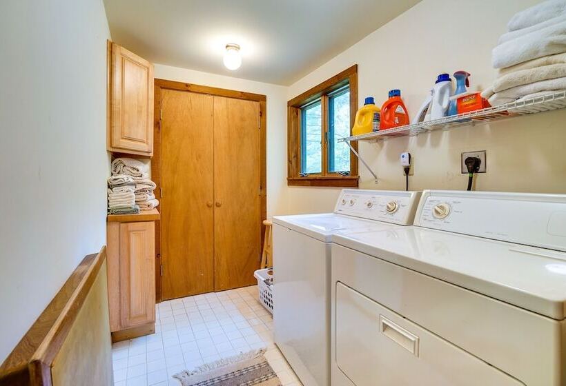 Jamaica Vacation Home W/ Deck: 8 Mi To Skiing!