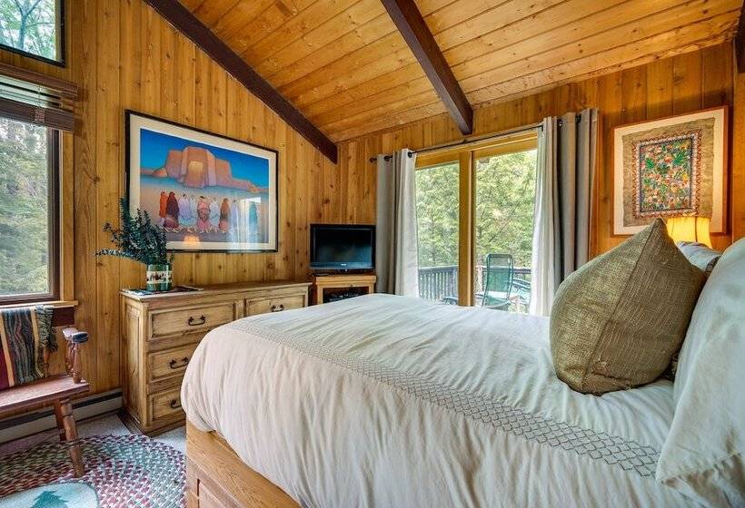 Jamaica Vacation Home W/ Deck: 8 Mi To Skiing!