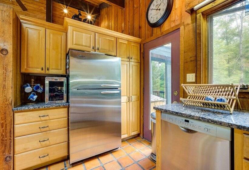 Jamaica Vacation Home W/ Deck: 8 Mi To Skiing!