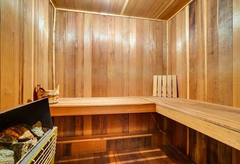 Jamaica Vacation Home W/ Deck: 8 Mi To Skiing!