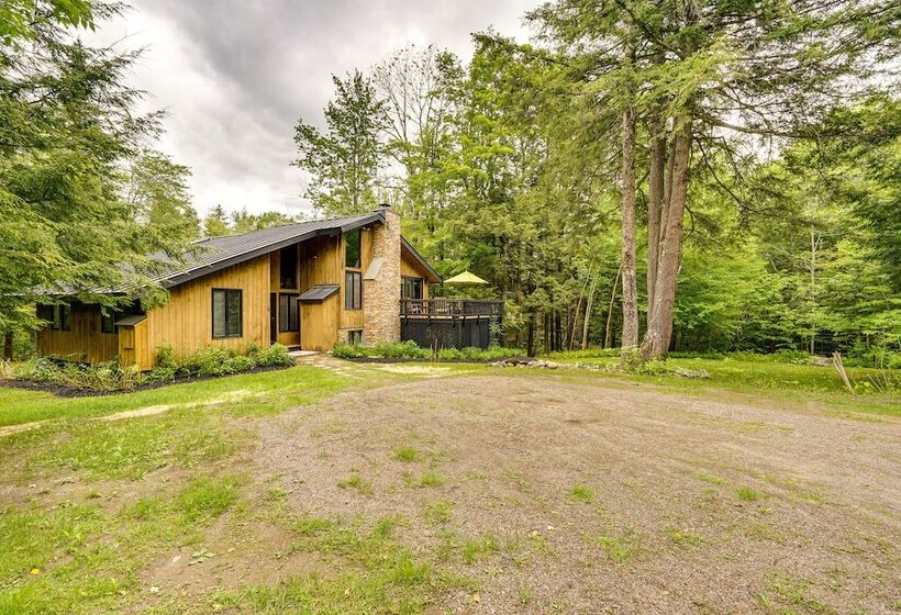 Jamaica Vacation Home W/ Deck: 8 Mi To Skiing!