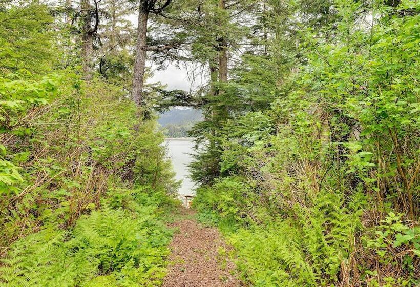 Juneau Vacation Home: Stunning View + Beach Access