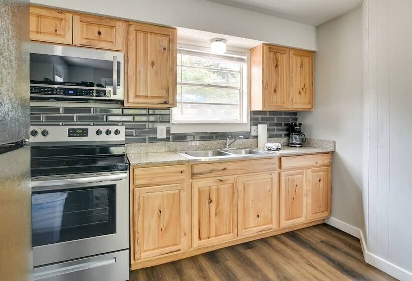 Kimberling City Escape W/ Dock Access & Boat Slips