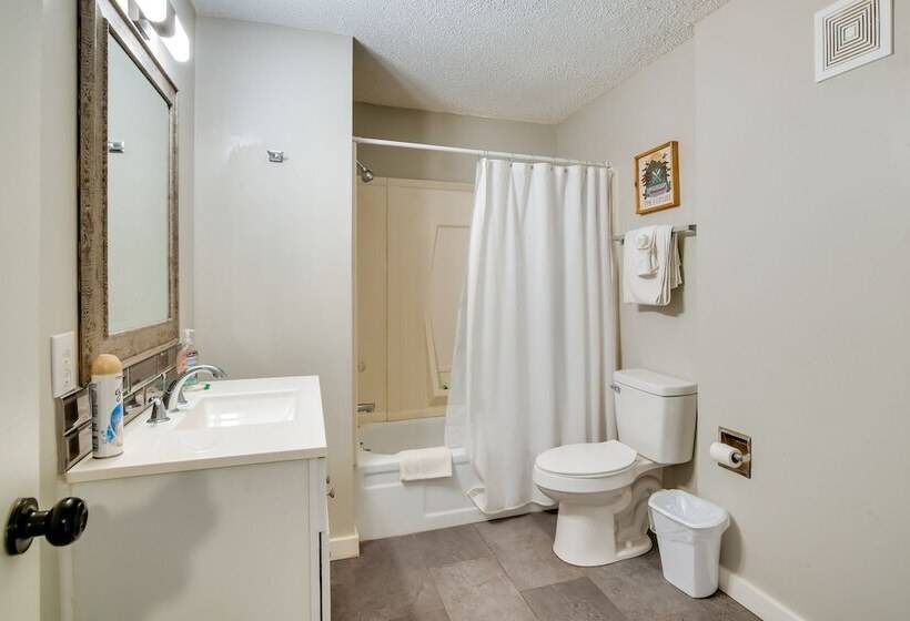 Kimberling City Escape W/ Dock Access & Boat Slips