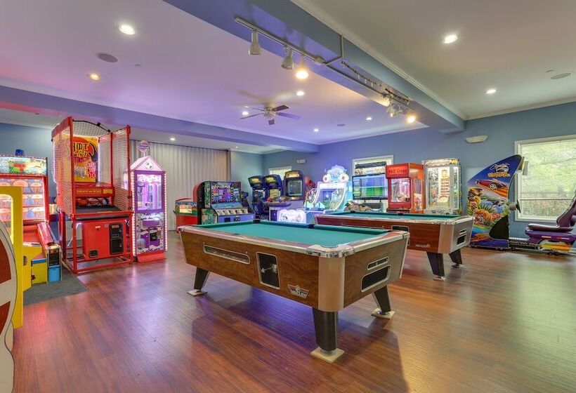 Lake Ariel Vacation Rental: Screened Porch & Grill