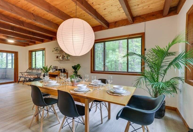 Lake Ariel Vacation Rental: Screened Porch & Grill