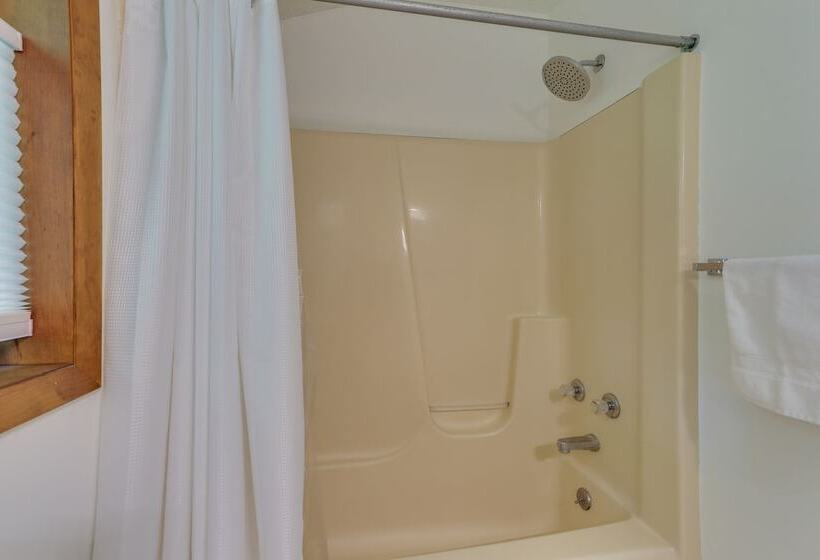 Lake Ariel Vacation Rental: Screened Porch & Grill