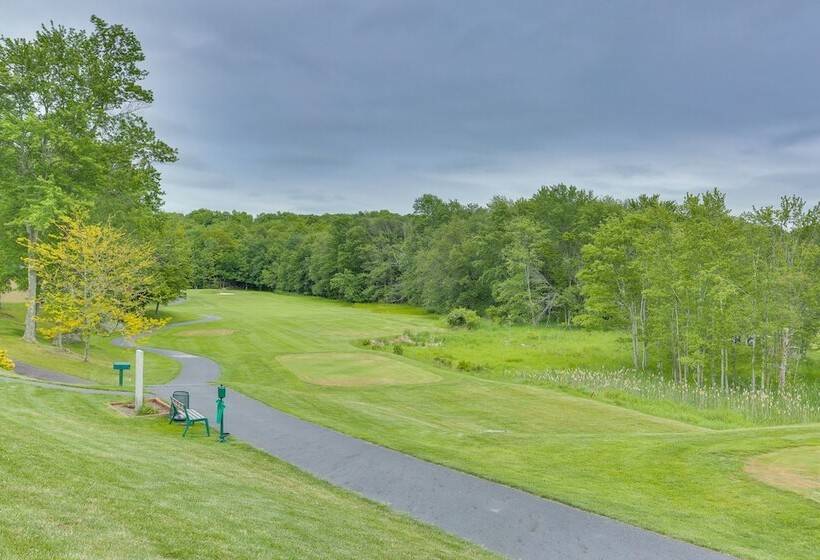 Lake Ariel Vacation Rental: Screened Porch & Grill
