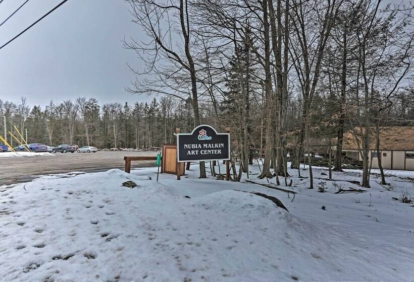 Lake Ariel Vacation Rental: Screened Porch & Grill